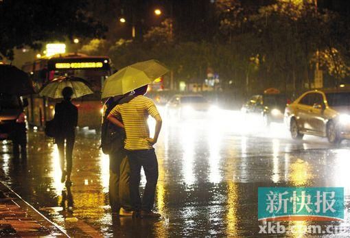 广州遇暴雨火车站广场变