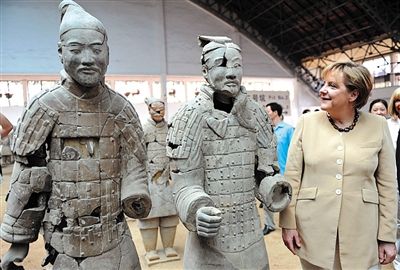 2010年7月17日，西安，默克尔参观兵马俑，庆祝生日。