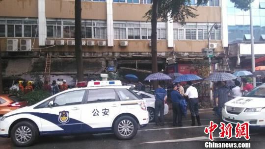 深圳罗湖人才市场部分坍塌 伤亡人数不详(组图)