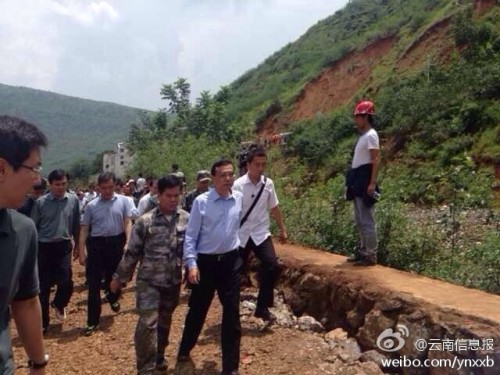 李克强徒步前往这次地震的震中龙头山镇(图片来自于云南信息报微博)