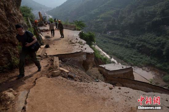   8月6日，云南鲁甸地震重灾区龙头山镇通往辖区村子的道路破坏严重。 中新社发 刘关关 摄