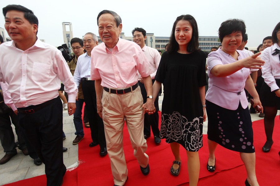 4月27日，广东东莞，杨振宁与妻子翁帆到东莞理工学院城市学院进行演讲并参加该校20年校庆活动。