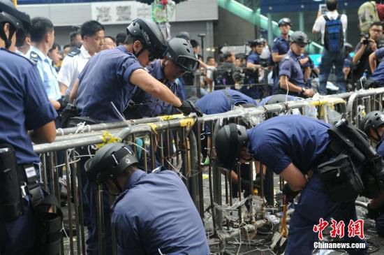 11月26日，香港法庭执达主任在旺角弥敦道执行禁制令，清除非法障碍物，后因受阻而要求警方协助执行。