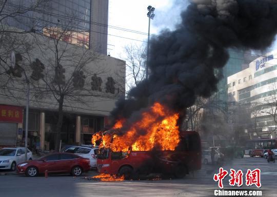 石家庄街头一中巴车发生自燃 瞬间变空壳