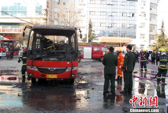 石家庄街头一中巴车发生自燃 瞬间变空壳