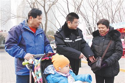 朝阳国际风情节，周小勇（中）提醒老人注意安全。朝阳公安分局供图