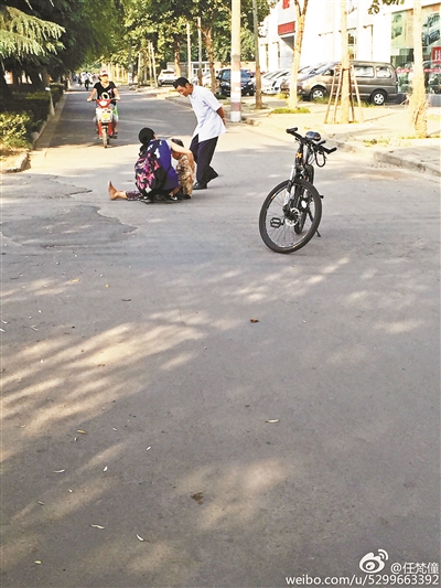 小袁扶着坐在马路中间的老人供图/任梵僮