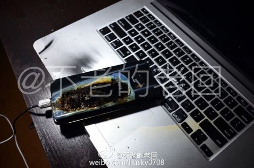 根据图片来看，苹果MacBook Pro笔记本触控面板左边部分被熏黑，而且该网友也提供了充电设备，就是三星Note 7原装充电器。