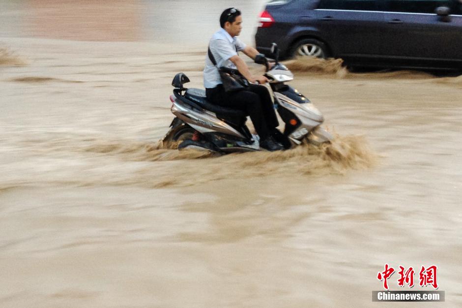 南宁暴雨如注 道路水流成河