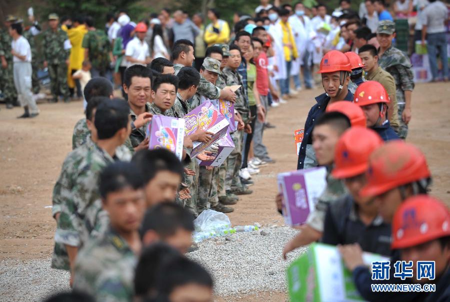 8月5日，在鲁甸县龙头山镇，当地民兵转运从直升机上卸载的救灾物资。