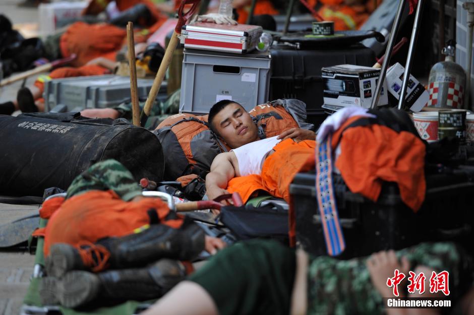 8月6日，龙头山镇，疲倦的救援官兵席地而眠。