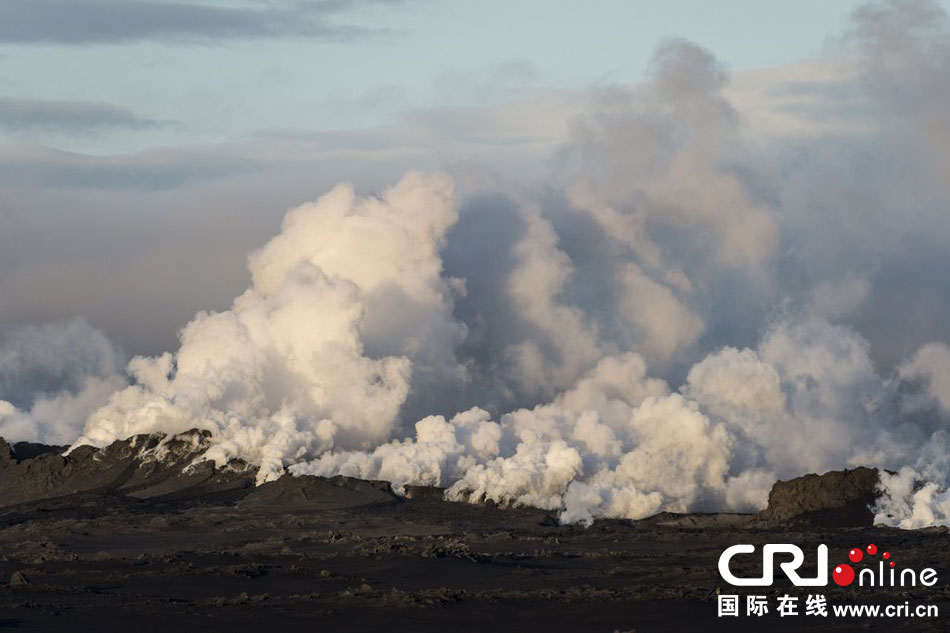 冰岛火山喷发进入红色预警