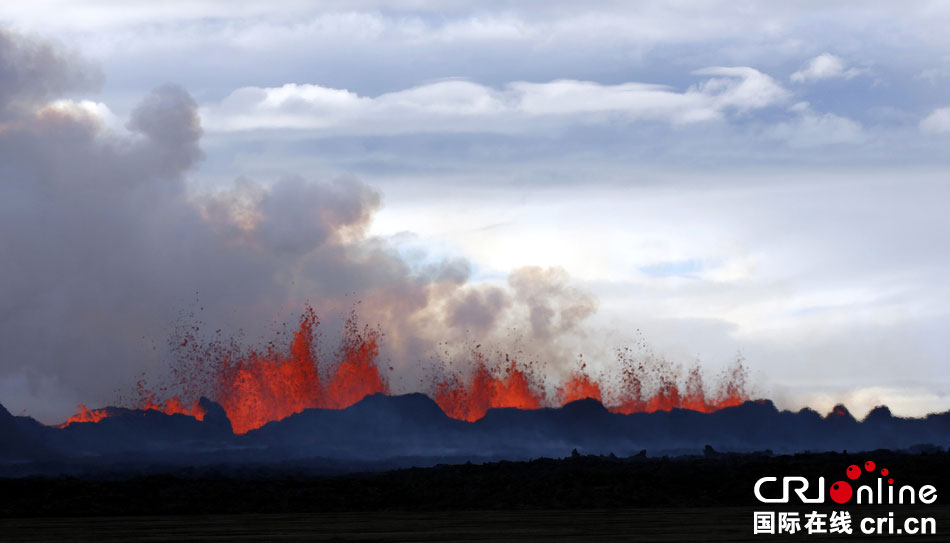 冰岛火山出现新裂缝再度喷发 发布红色预警