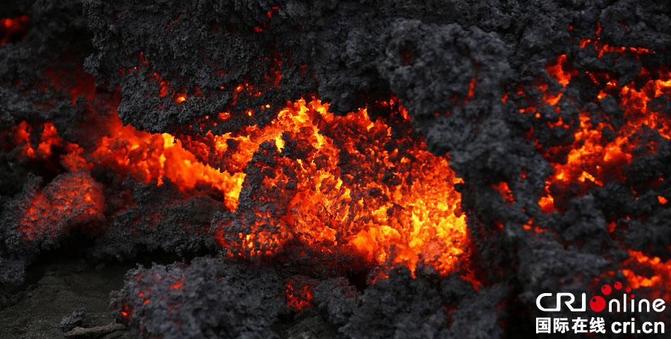 冰岛火山出现新裂缝再度喷发 发布红色预警