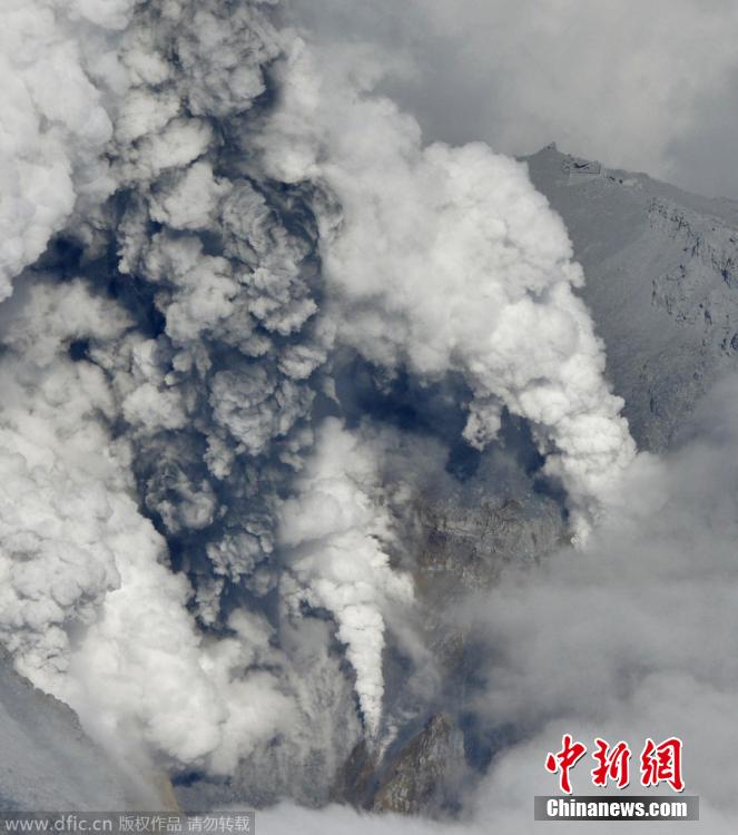 当地时间2014年9月27日，日本中部御岳山发生喷发，或已造成数人受伤。