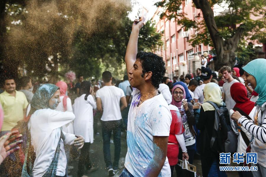 10月16日，在埃及首都开罗，一名男青年在“彩色跑”活动中抛撒彩色粉末。