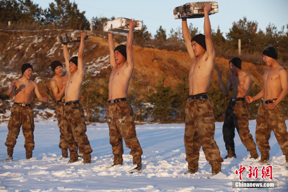 边防官兵零下10度赤膊进行雪浴抗寒训练