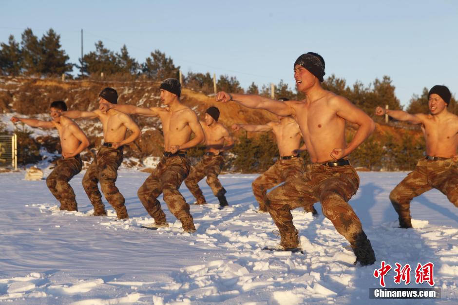 边防官兵零下10度赤膊进行雪浴抗寒训练