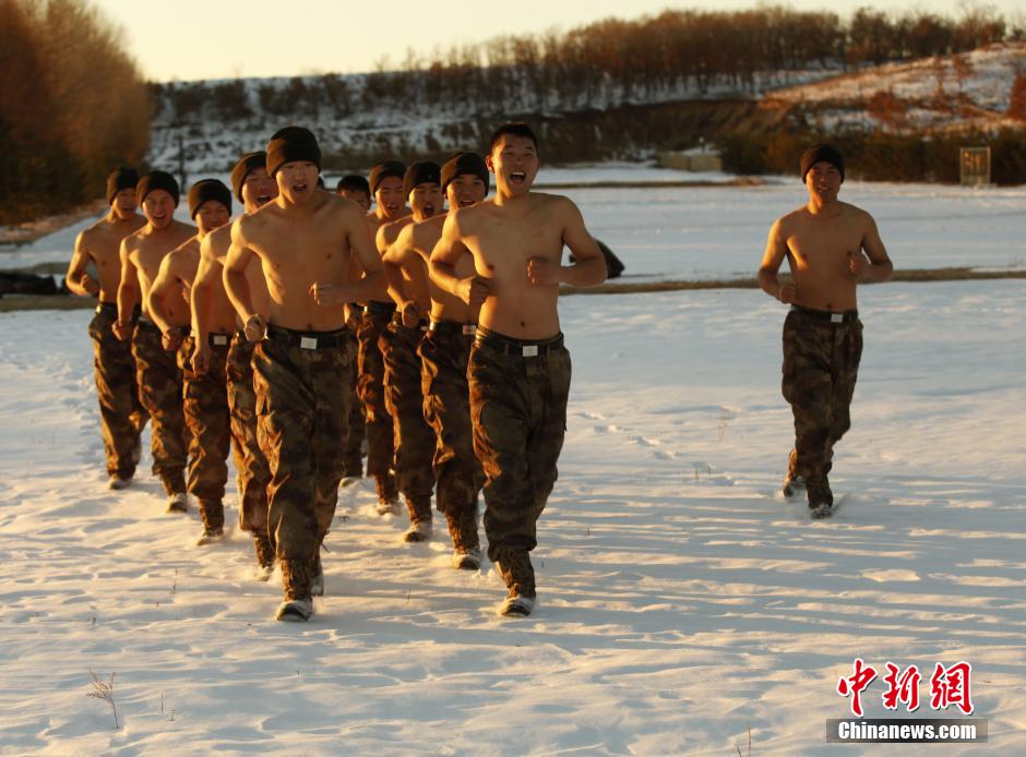 边防官兵零下10度赤膊进行雪浴抗寒训练