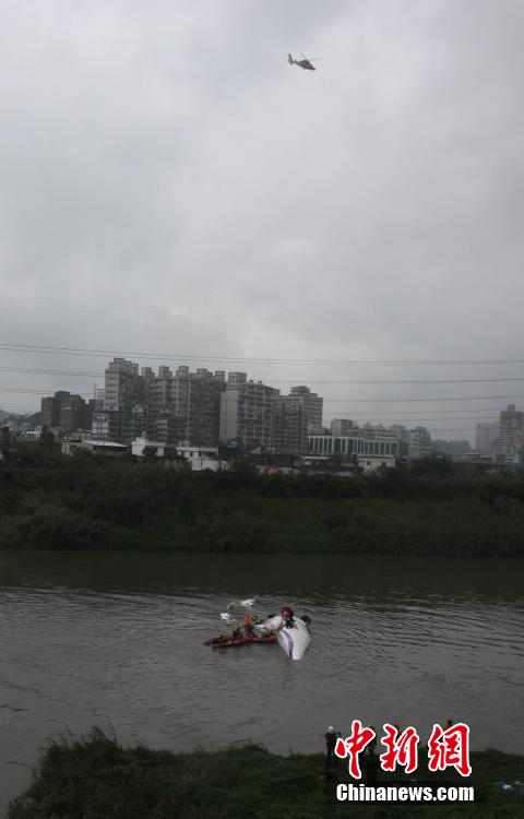 台湾复兴航空一架班机坠河