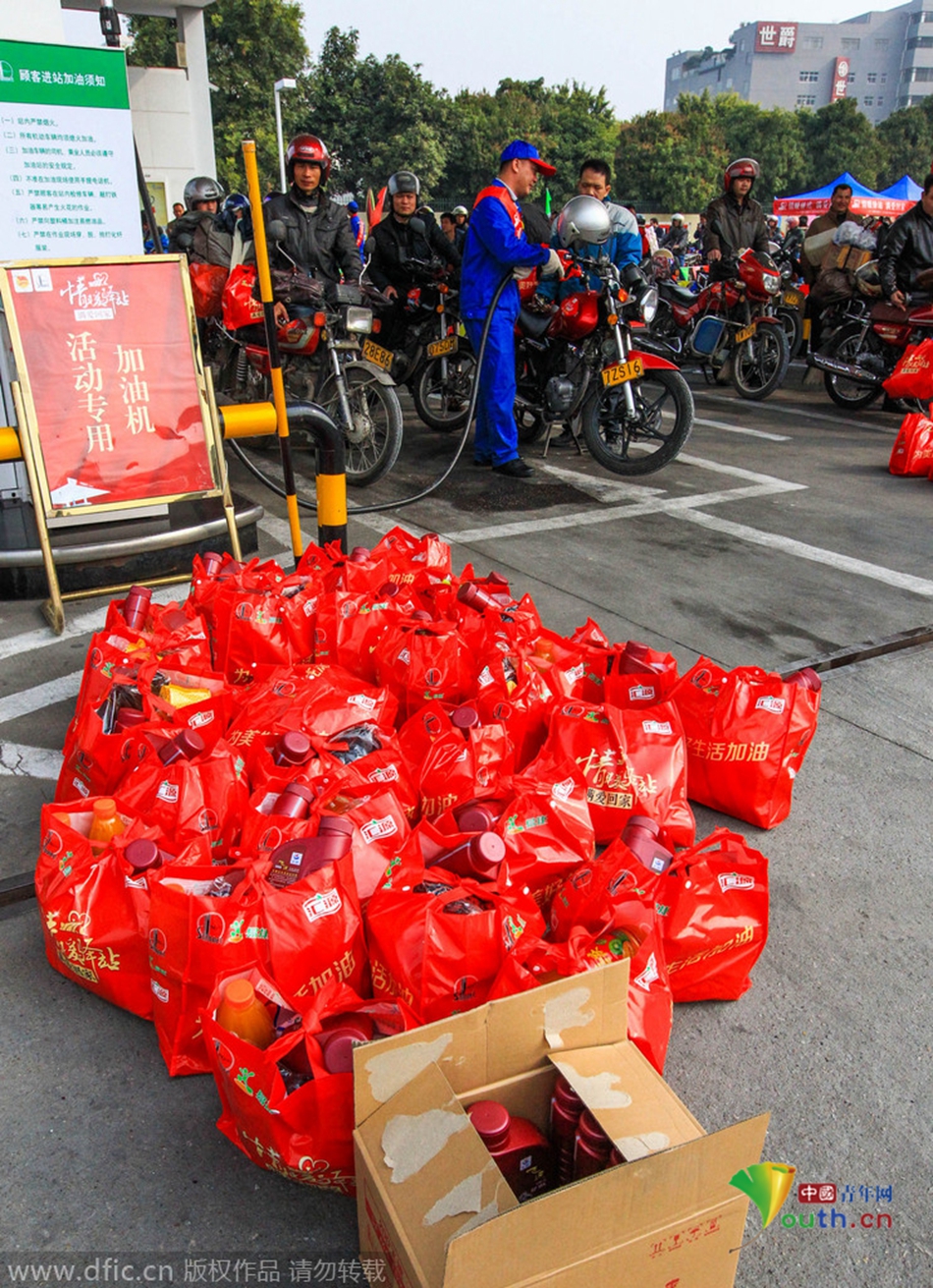 2015年2月10日，广东佛山，顺德龙山加油站为返乡摩托车免费加油。