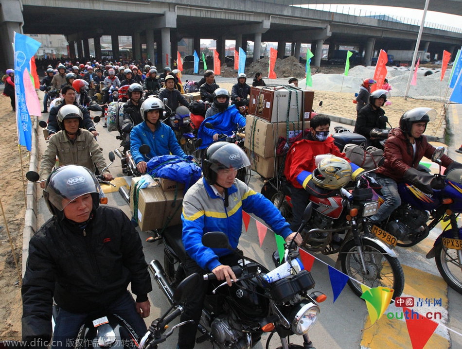 2015年2月10日，广东佛山，顺德龙山加油站为返乡摩托车免费加油。