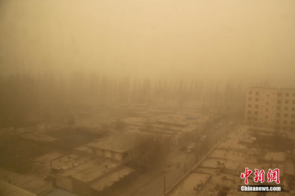 甘肃敦煌遭遇强沙尘暴天气 黄沙遮天蔽日