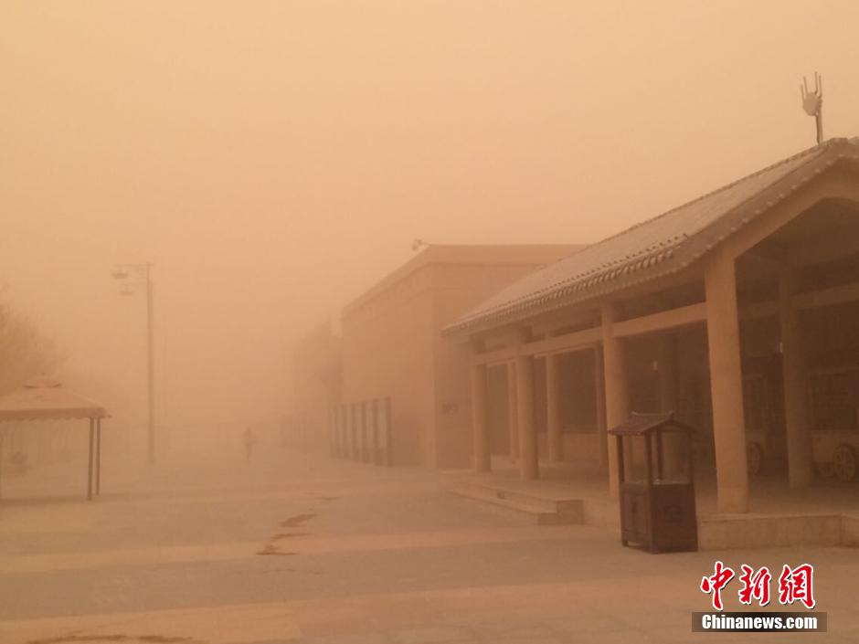 甘肃敦煌遭遇强沙尘暴天气 黄沙遮天蔽日