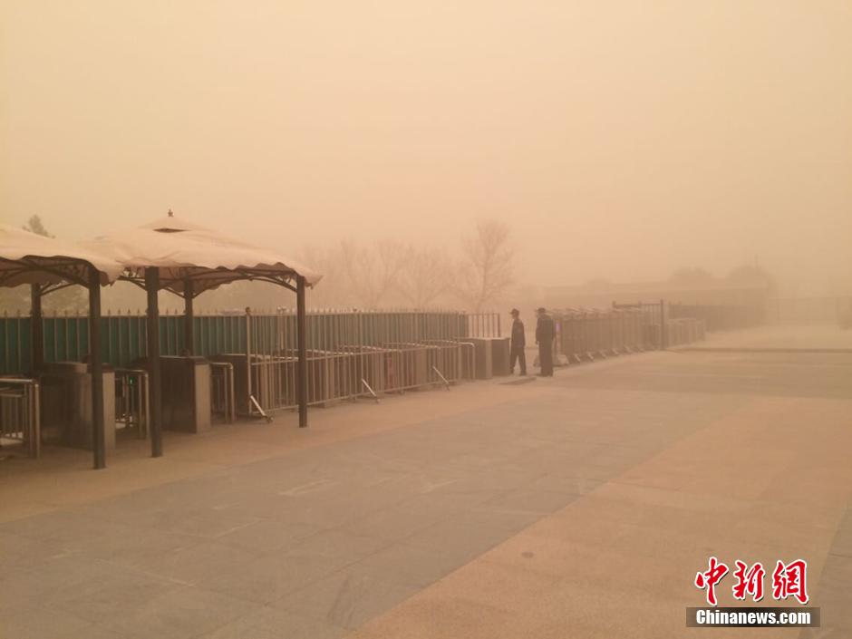 甘肃敦煌遭遇强沙尘暴天气 黄沙遮天蔽日