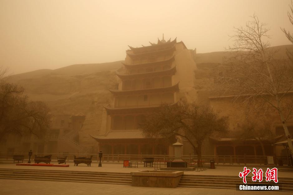 甘肃敦煌遭遇强沙尘暴天气 黄沙遮天蔽日