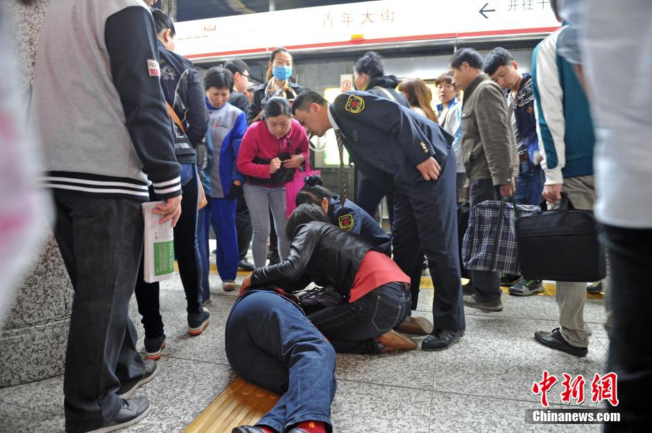 74岁老太地铁站台摔倒称“有老保，不讹人”