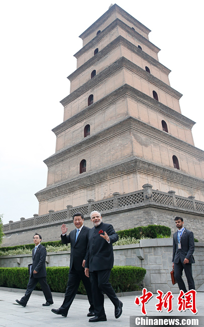 习近平陪同印度总理莫迪参观西安大慈恩寺