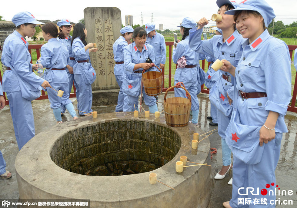 江西赣州干部配偶穿红军服进行红色传统教育