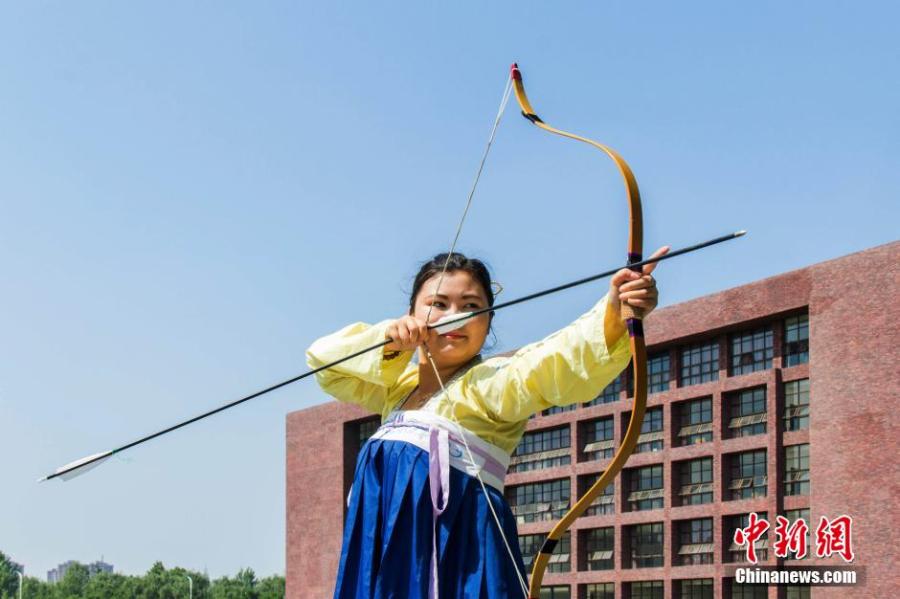 图为课余练习射箭的胡雅洁。