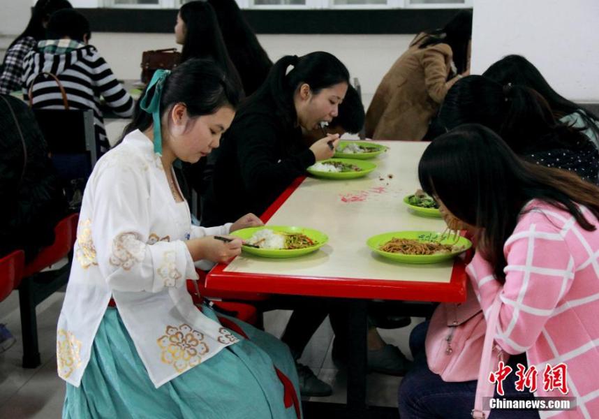 图为穿汉服在食堂吃饭的胡雅洁。