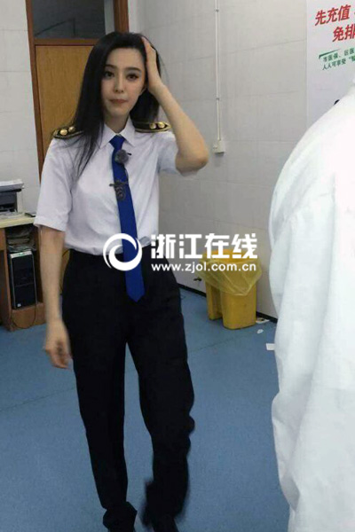 　范冰冰送孩子就医时还身着拍节目穿的制服