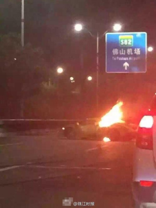 兰博基尼跑车撞货车烧成废铁 司机当场死亡