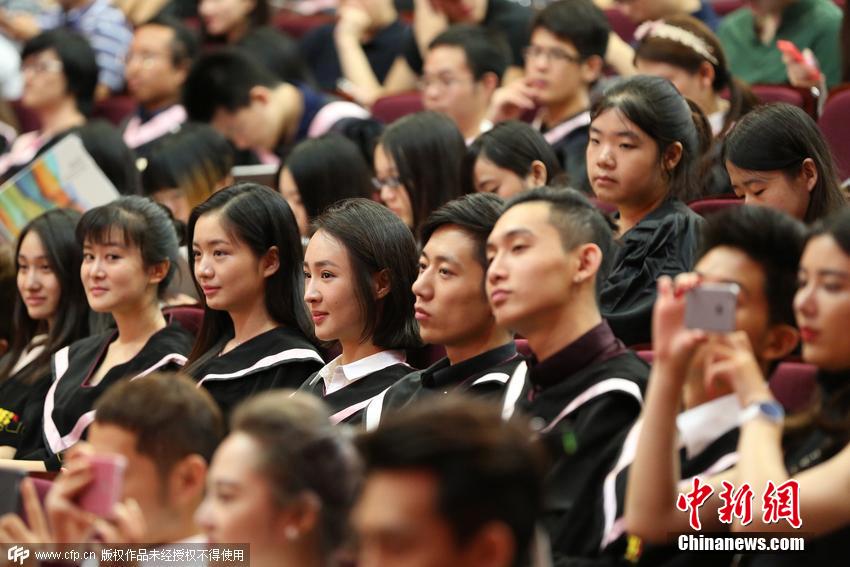 北影本科毕业典礼 美女学生素颜难掩清新