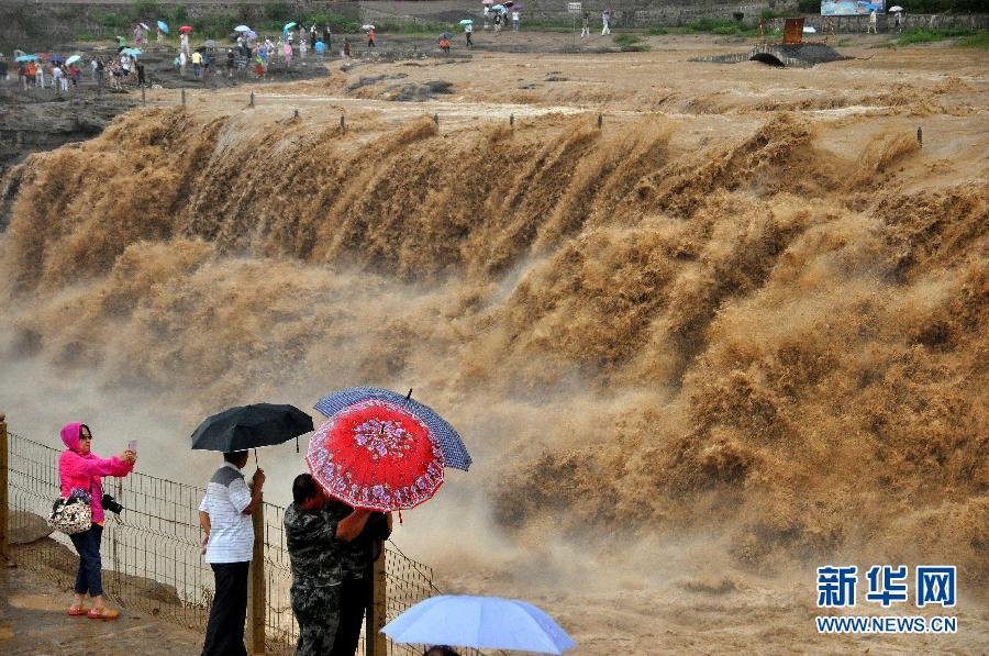 8月2日，游客在山西吉县黄河壶口瀑布景区游览观瀑。