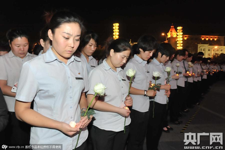 天津港爆炸事故头七祭 市民悼念