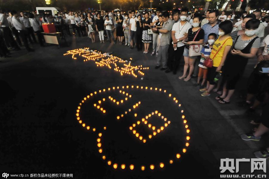 天津港爆炸事故头七祭 市民悼念