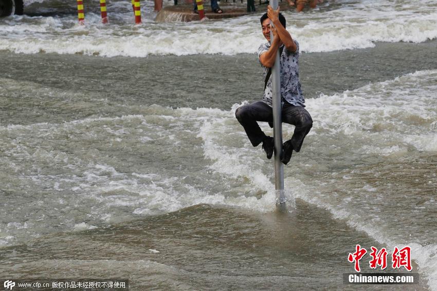 杭州钱塘江珊瑚沙水库段，凶猛的“鬼王潮”冲上岸来