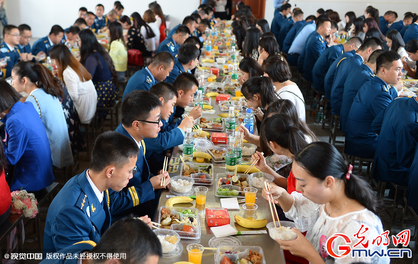 湖北武汉，“嫁人就嫁解放军”，每年一届的武汉军旅姻缘会17日在驻汉空军某指挥所文化活动中心举行