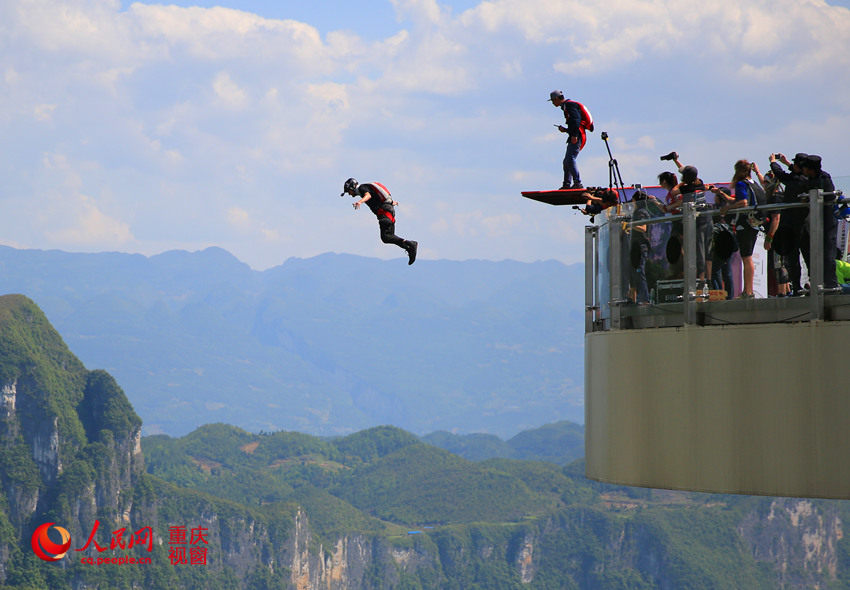 28日，2016世界低空跳伞大赛在重庆云阳龙缸景区正式开赛。图为选手角逐中。刘政宁 摄