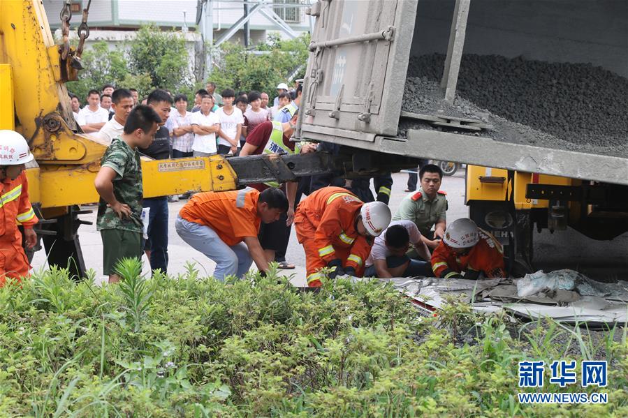 江西会昌一大货车侧翻 压扁小车致6人死亡