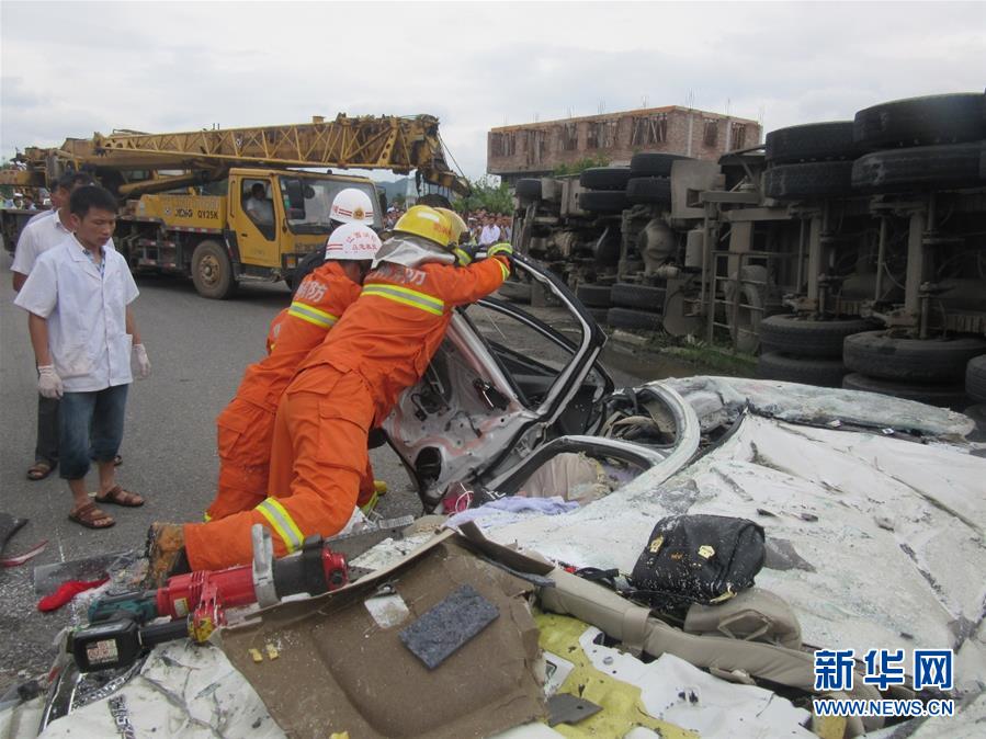 江西会昌一大货车侧翻 压扁小车致6人死亡