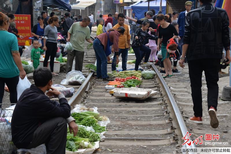 贵州遵义“铁路菜市” 火车直接从菜摊上开过