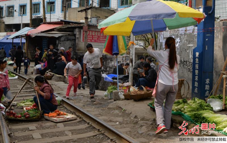 贵州遵义“铁路菜市” 火车直接从菜摊上开过