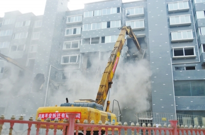 汝州出动近千人拆除违建 两栋楼坚强变废墟