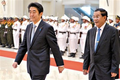 　16日，安倍访问柬埔寨，与柬埔寨首相洪森一同检阅仪仗队。自去年12月上任以来，安倍已访遍东盟十国。